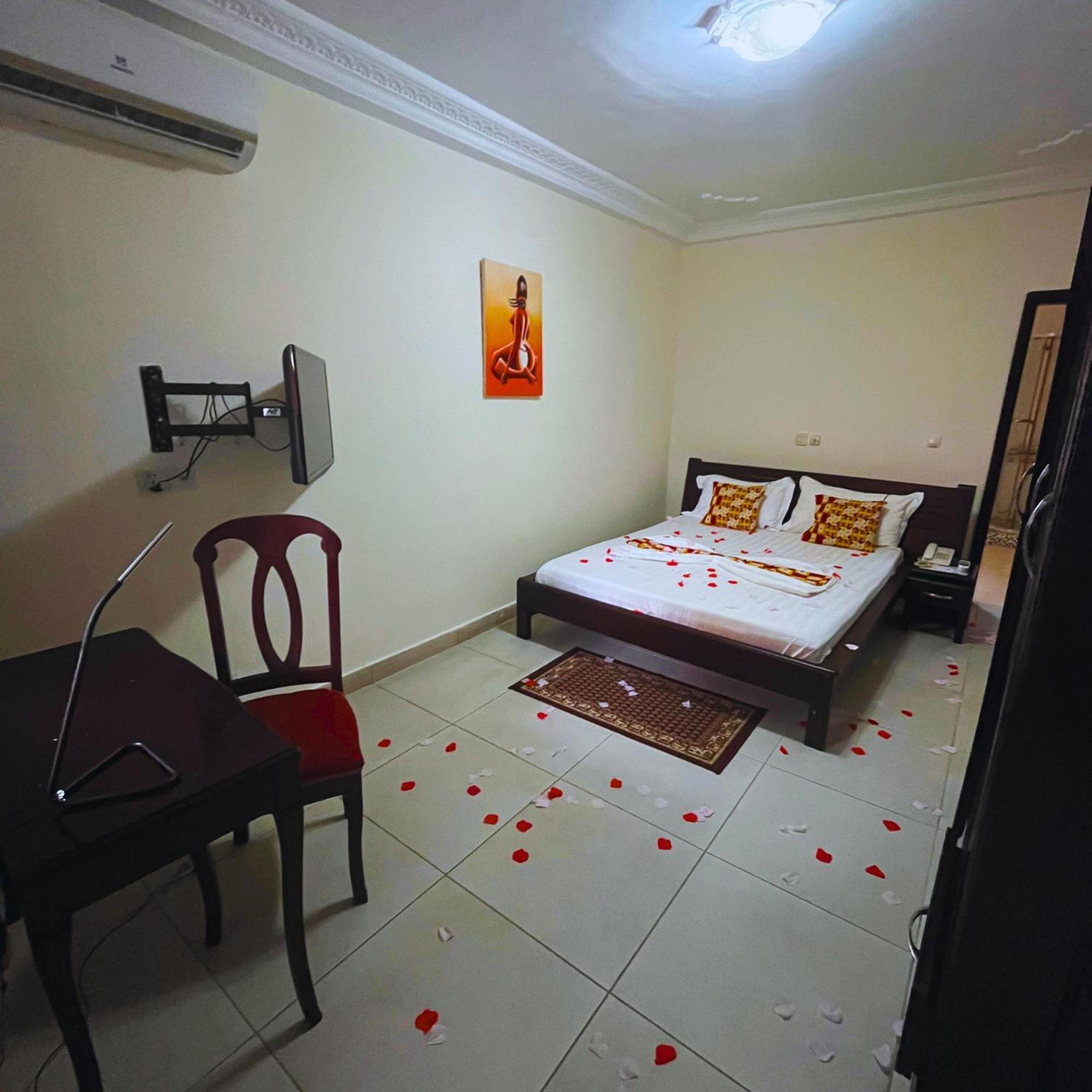 Cypa Hotel Abidjan Exterior foto