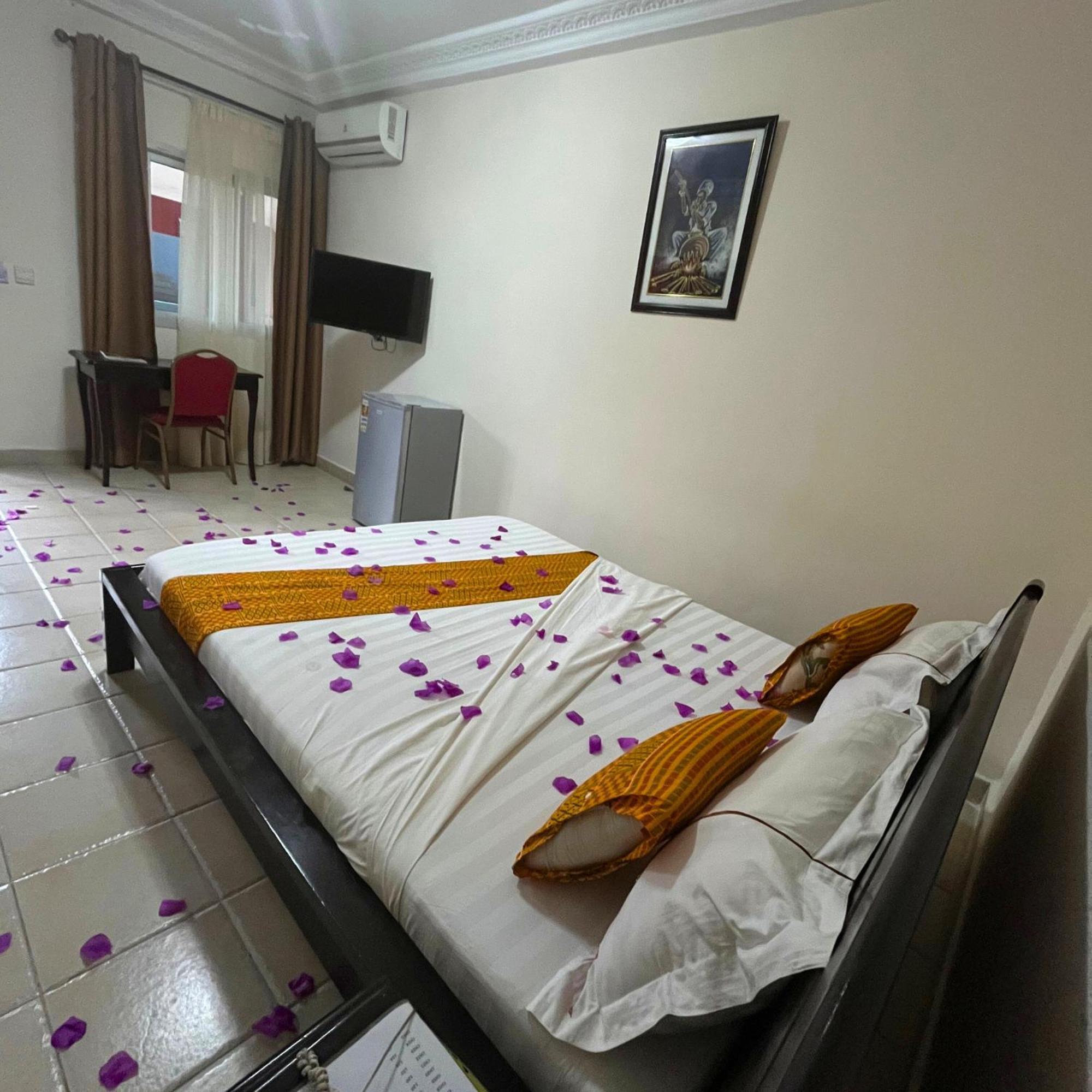 Cypa Hotel Abidjan Exterior foto
