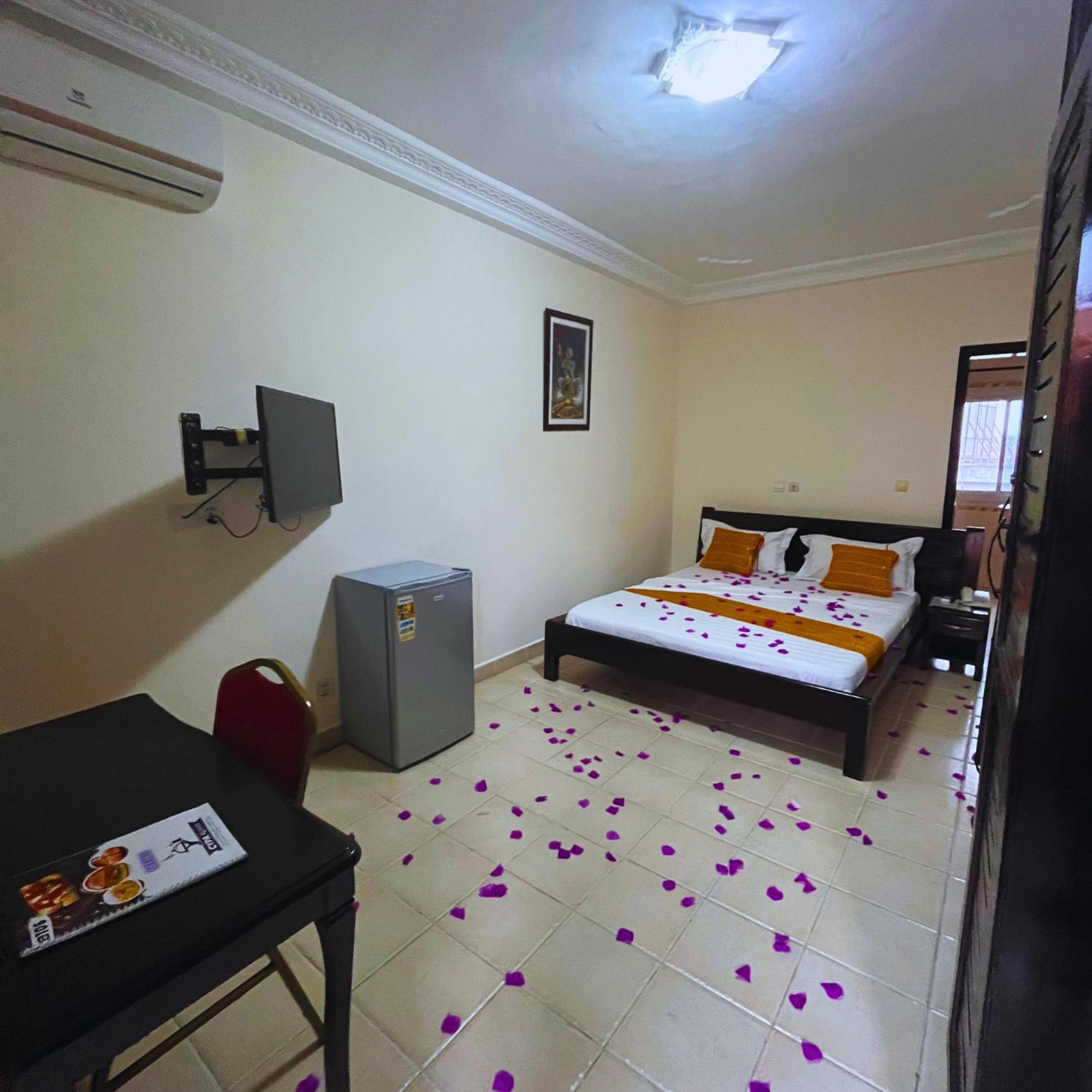 Cypa Hotel Abidjan Exterior foto